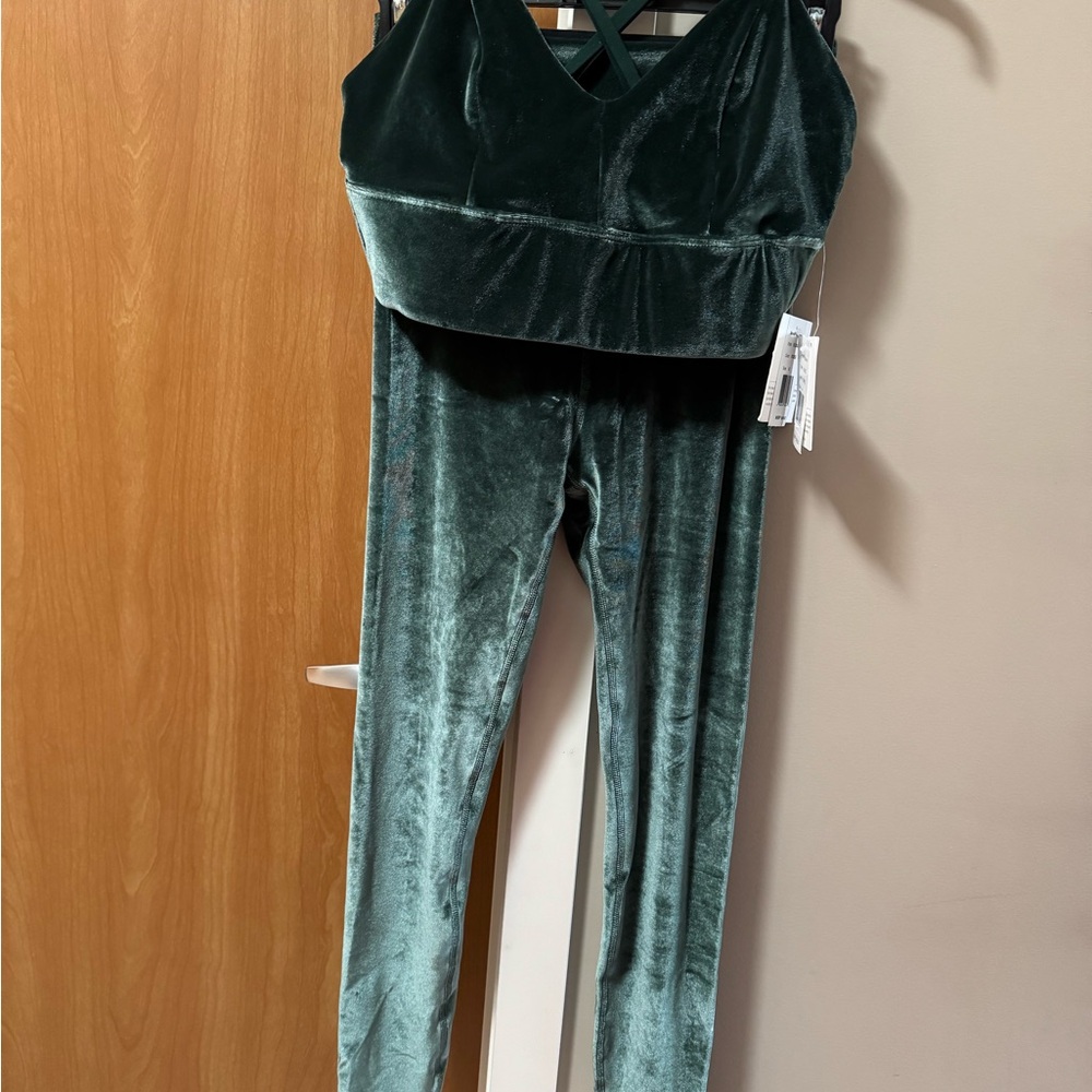 Women’s Beyond Yoga Legging and bra set, Velvet Green Jumpsuit
Leggings S
Bra M